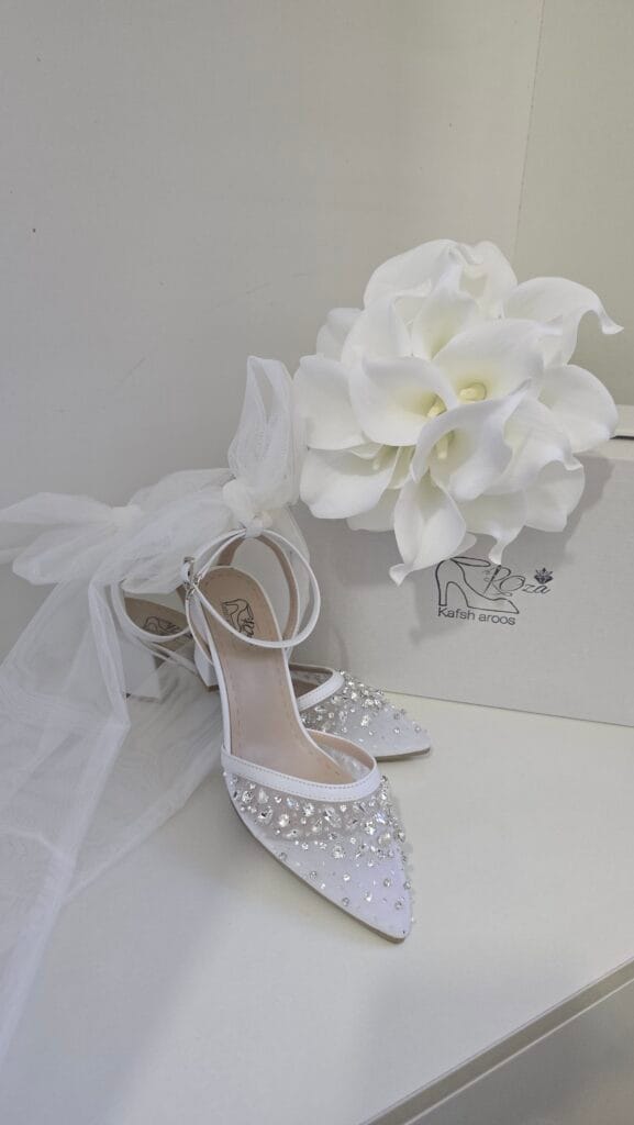 درباره ما رُزا طراحی و فروش کفش عروس دست دوز و دسته گل