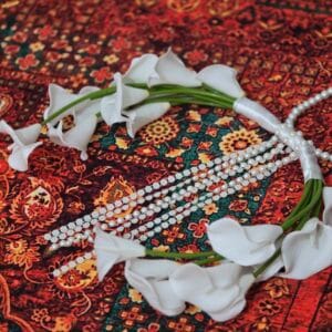 دسته گل عروس شیپوری ۱۸ شاخه با دسته مرواریدی شیک